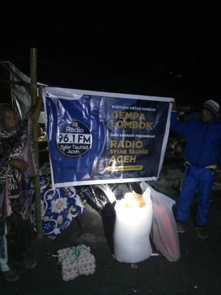 Proses penyaluran Donasi gempa lombok, NTB oleh Radio Syiar Tauhid Aceh melalui Tim Tauhid.Or.Id
